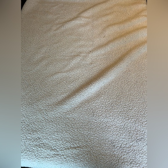 Victoria’s Secret Super Soft Sherpa Blanket - Picture 4 of 7